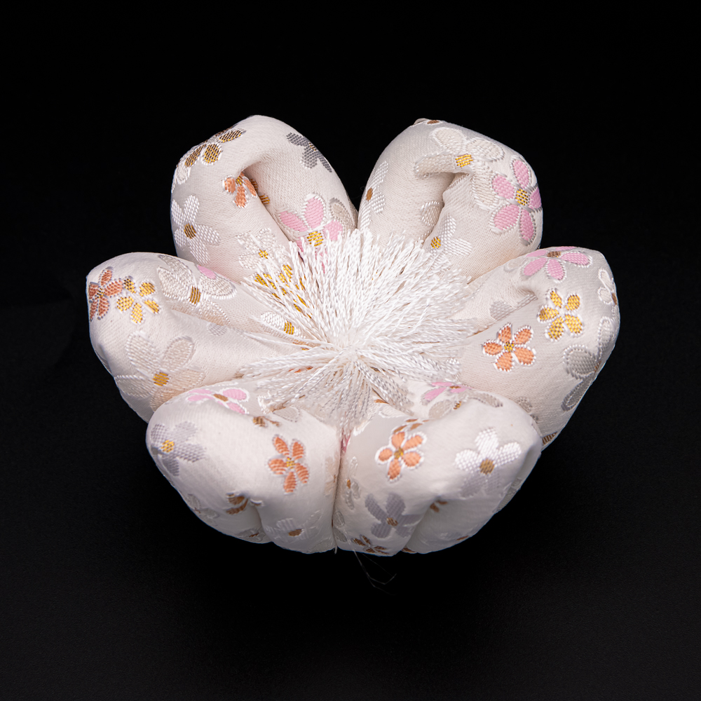 親王飾り白檀　フレンジ付敷布セット 花布団 季の風 2号白 直径9.5cm 鈴布団 創価学会仏具 | 【公式】創価